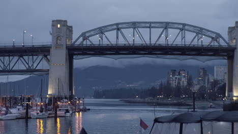 Toma-Panorámica-Del-Puente-Burrard-Y-El-Puerto-Deportivo-De-La-Isla-Granville-Por-La-Noche