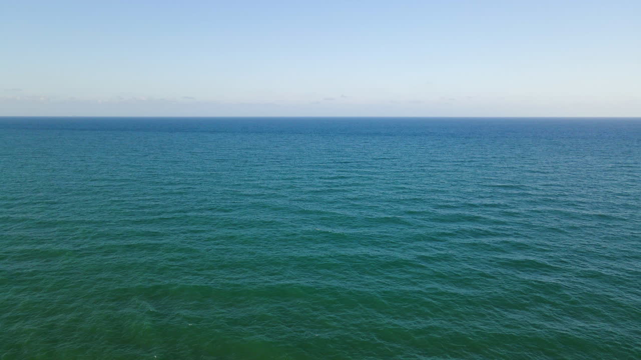 파도가 밀려오는 맑은 날 지중해 수평선의 공중 전망