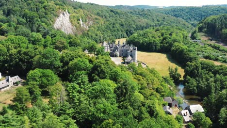 Castillo-Reformado-Entre-Densos-Bosques,-Junto-Al-Río