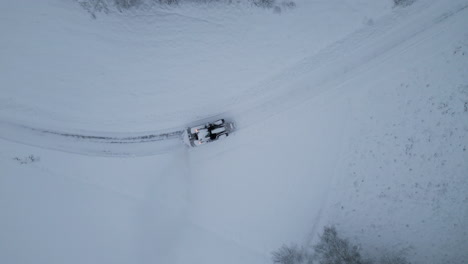 Vista-Aérea-De-Arriba-Hacia-Abajo-Del-Tractor-Quitando-La-Nieve.