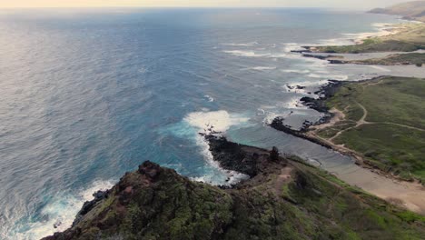 Panorama-De-Drones-Alrededor-De-Una-Playa-Secreta-En-Oahu-Hawaii