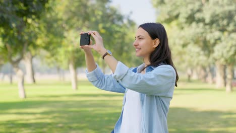 写真をクリックするインド人女の子