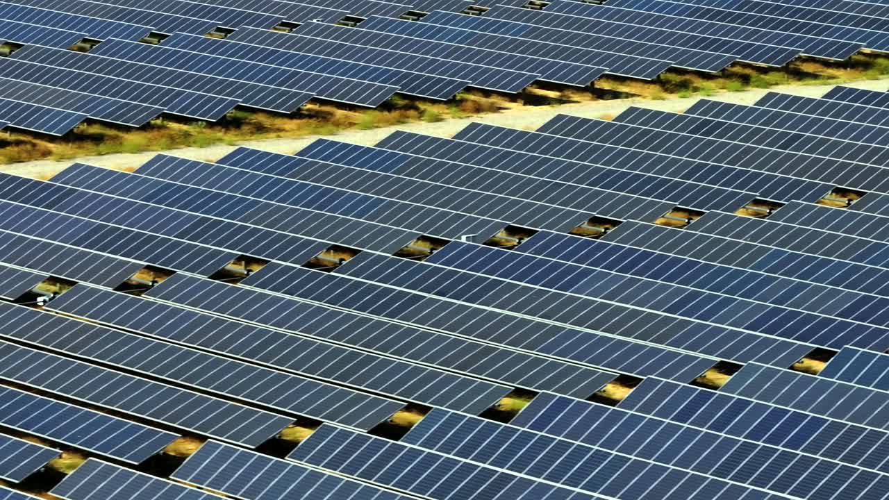Impianto fotovoltaico nel deserto del Mojave che fornisce energia pulita - vista aerea