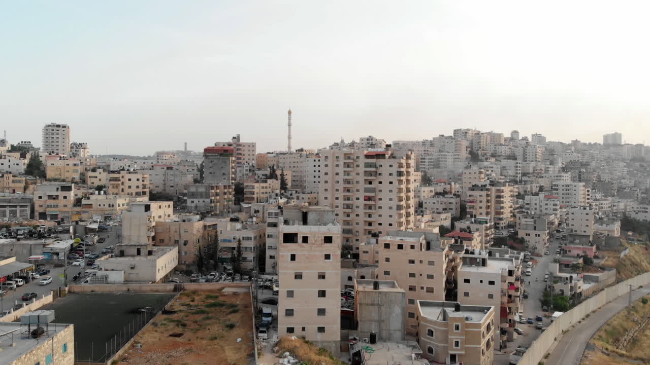 Veduta aerea della città palestinese dietro il muro di cemento