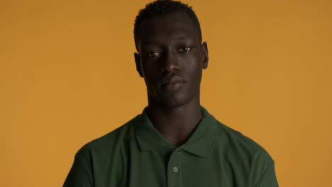 hombre afroamericano en fondo amarillo.