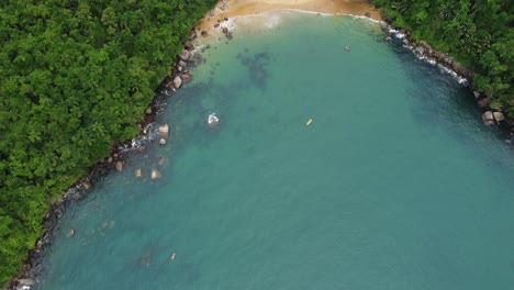 pequeña playa aislada fuera de una pequeña ciudad brasileña