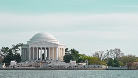 un avión está descendiendo detrás del monumento a jefferson