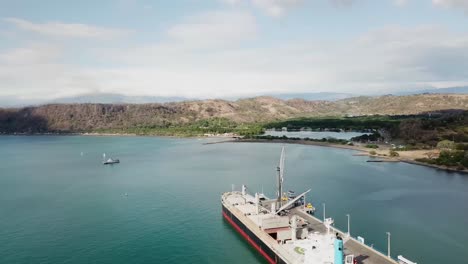 Himmelsblick-Auf-Ein-Luxuskreuzerschiff-Im-Hafen-Von-Puntarenas,-Costa-Rica