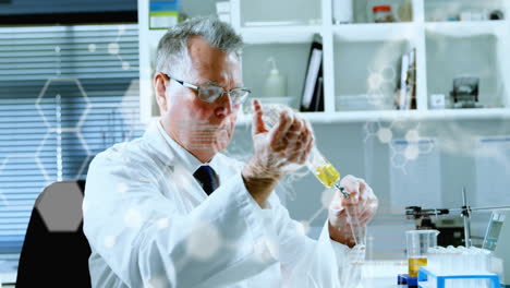 animación de la fórmula química y el procesamiento de datos sobre el científico caucásico haciendo un experimento