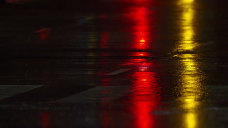 carretera húmeda por la noche