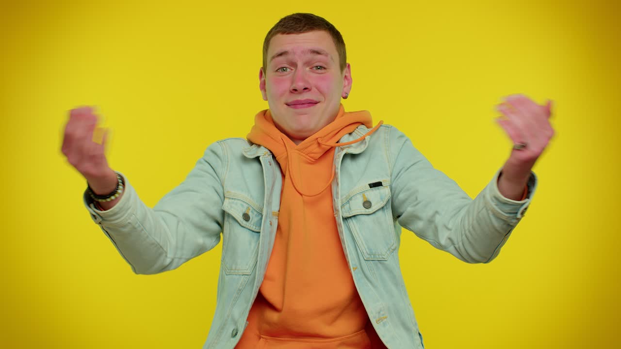 후디와 재을 입은 웃는 남자