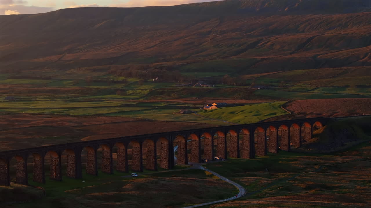 요크셔 즈 (yorkshire dales) 에서 황금 시간 해가 지는 리블헤드 다이아트 (ribblehead viaduct) 와 사이드 (wharnside) 의 긴 렌즈를 설정하는 공중 드론