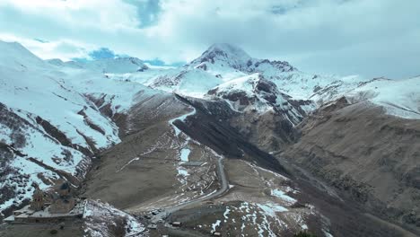 Flug-Neben-Der-Gergeti-Dreifaltigkeitskirche-In-Richtung-Berg-Kazbek-In-Georgien-–-Drohnenaufnahme