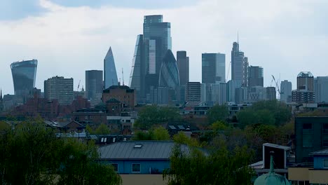 Blue-sky-view-into-Central-London