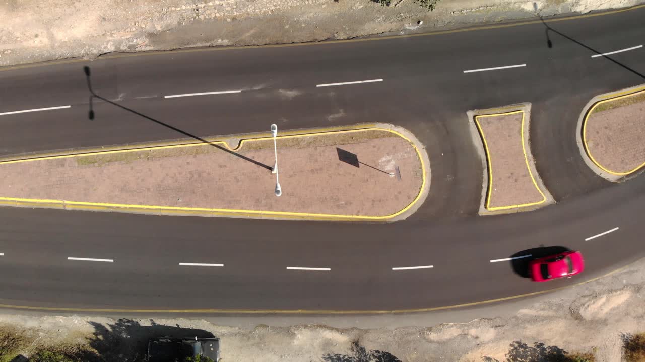 toma aérea de drones, vista aérea aérea de una carretera, concepto de viaje.