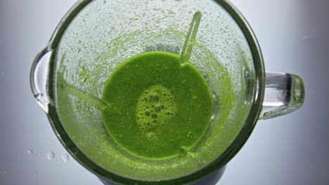 Batido-Verde-De-Primer-Plano-Preparándose-En-Cámara-Súper-Lenta-De-Licuadora.-Cóctel-Saludable.