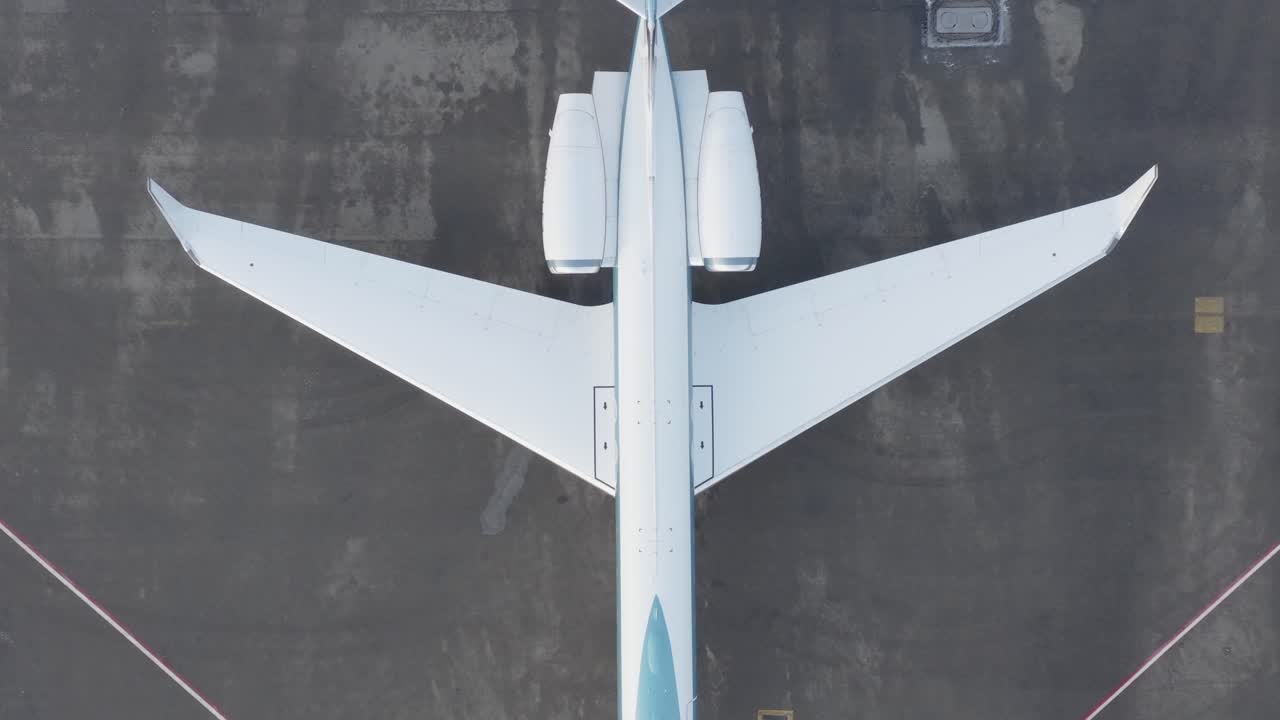 In discesa verso le ali e la fusoliera di un jet privato Gulfstream G550.