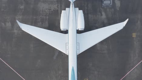 lowering towards wings and fuselage of gulfstream g550 private jet