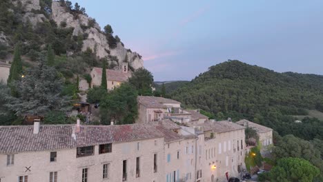 Luftdrohnenaufnahme-Vaucluse-Provence-Seguret-Mittelalterliche-Stadt-Weinberge-Sonnenuntergang-Frankreich