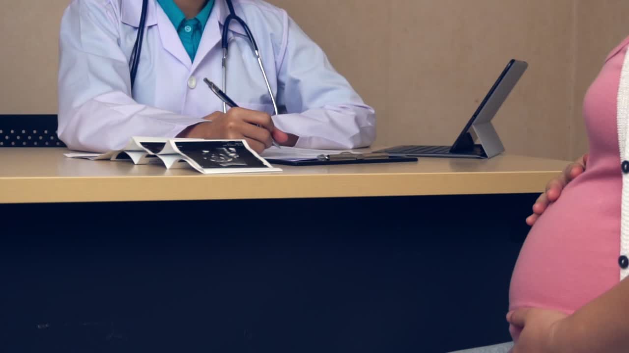 Mulher grávida e médica ginecologista do hospital