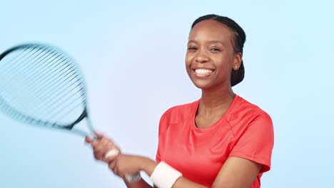 Glückliche,-Tennis--Und-Schwarze-Frau-Mit-Einem-Schläger