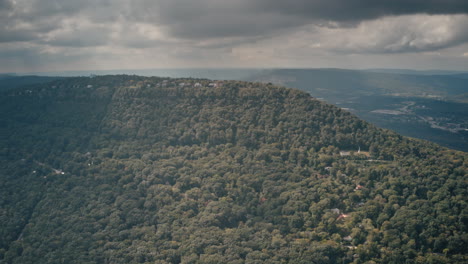 Parque-De-Punto-De-Hiperlapso-Aéreo-Con-Carretera-Y-Nubes-De-Rayos-Soleados