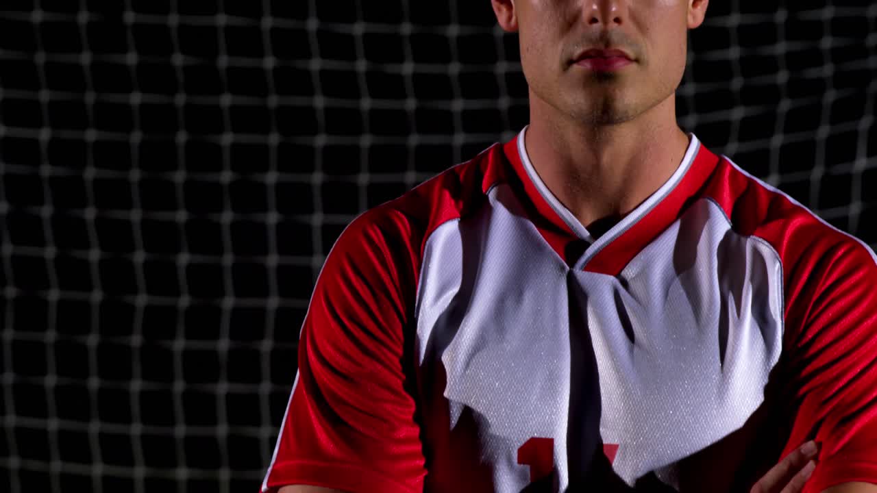 공을 들고 서 있는 자신감 있는 축구 선수 4k