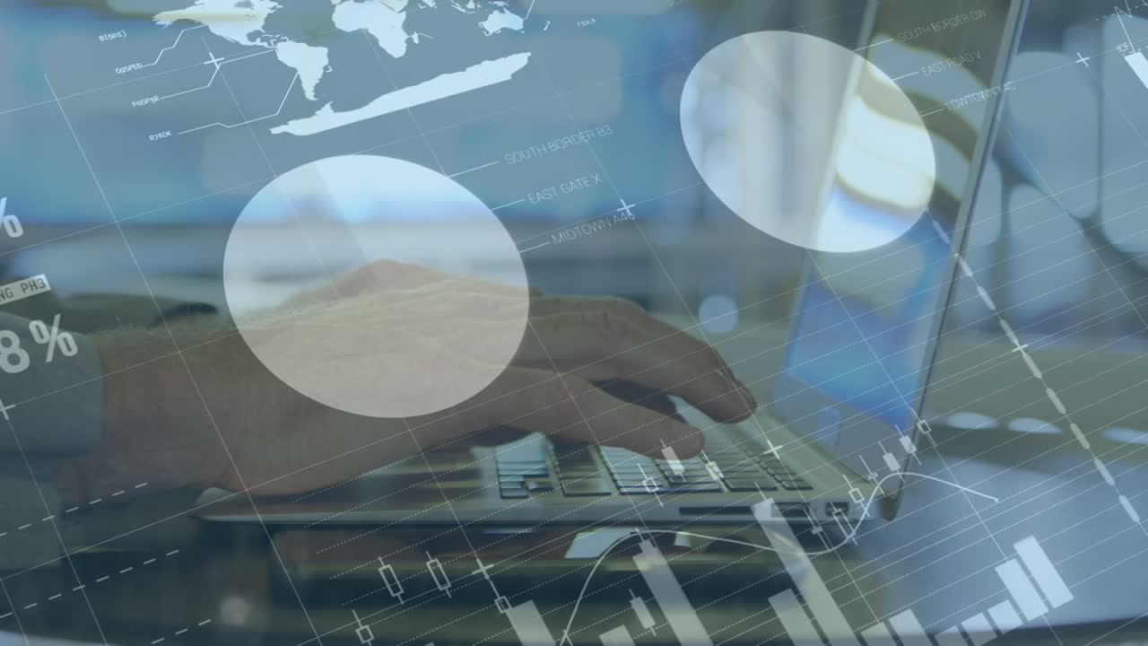 노트북에서 타이핑하는 백인 남자의 절단된 손 위에 인포그래픽 인터페이스의 애니메이션