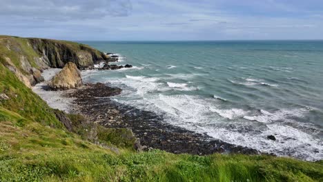 paisaje marino dramáticas olas crashinf en la playa rocosa de tankardstown earlt en una mañana de primavera tankardstown costa de cobre waterford