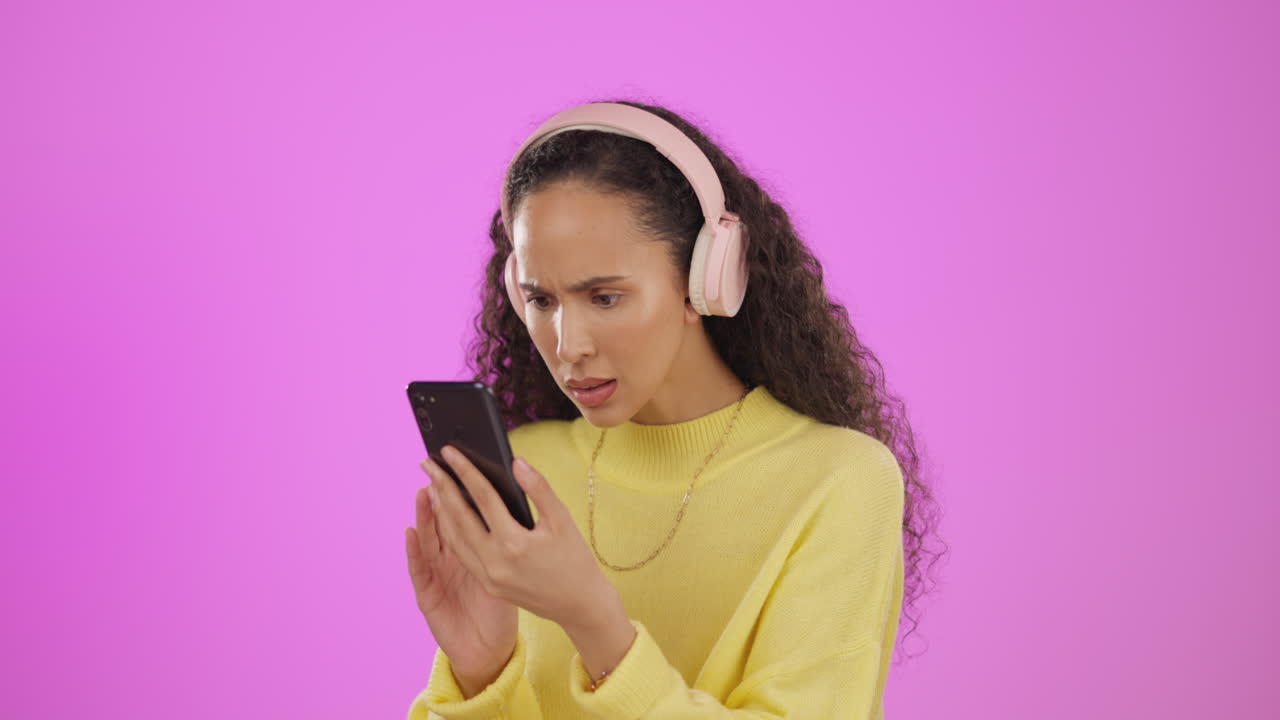 confundido, mujer y teléfono en el estudio con wow