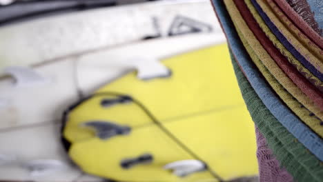 kleurrijke stoffen hangmat swingend met gele surfplank op onscherpe achtergrond
