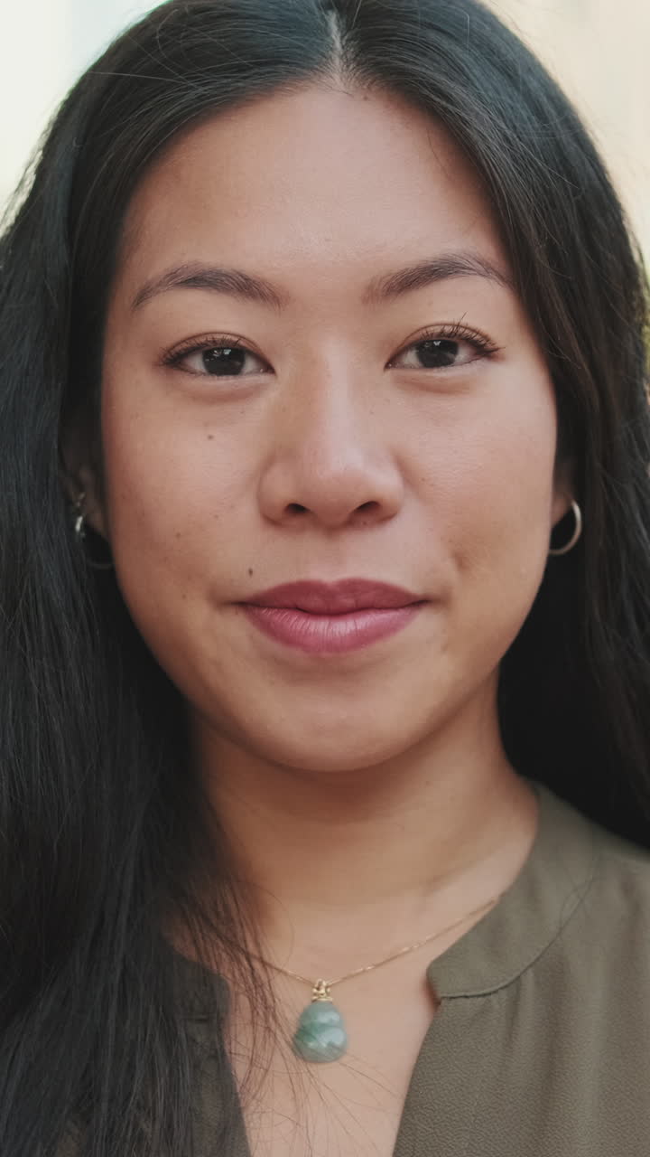 retrato de una mujer asiática sonriente