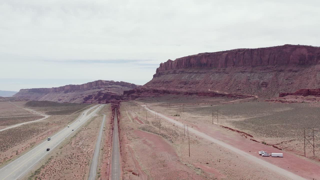 carretera interestatal en moab, desierto de utah - vuelo aéreo
