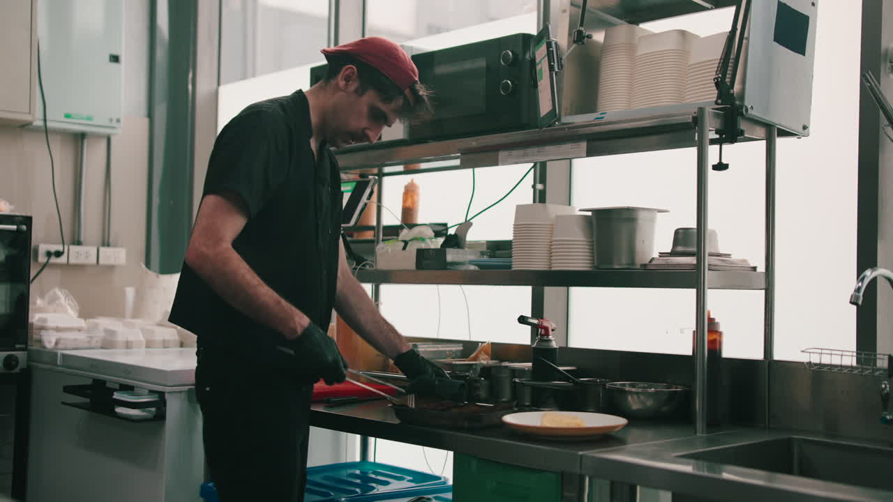 chef preparando comida en una cocina