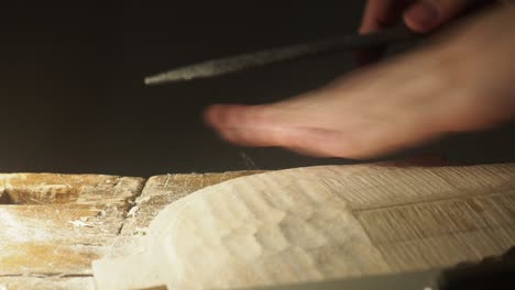 luthier fabricante de violines tallado escultura madera de arce crudo violín mesa de respaldo