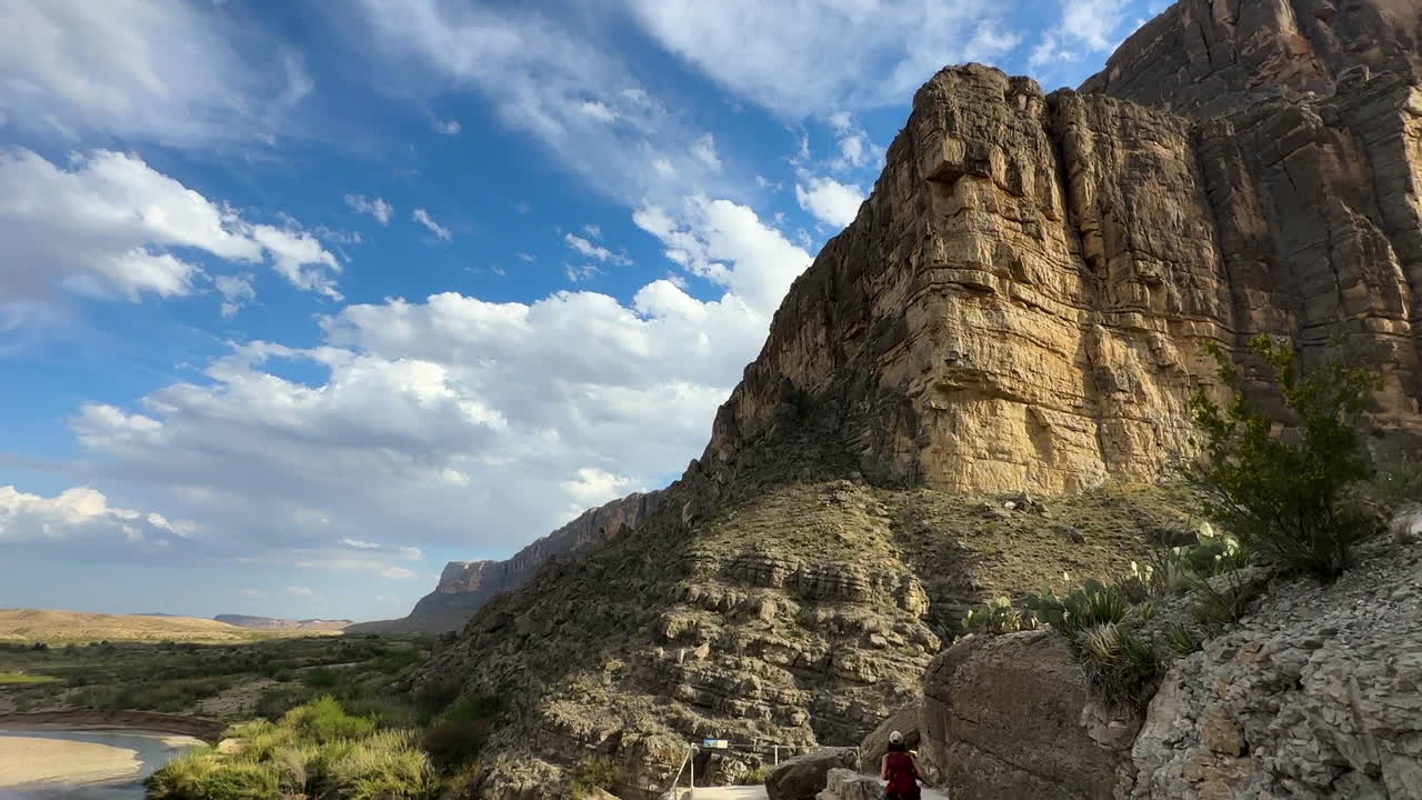mujer joven en el sendero de senderismo en el parque nacional big bend, río grande y el cañón de santa elena en un día soleado
