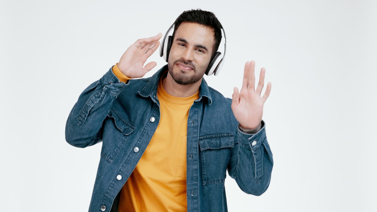 cara de hombre, auriculares y baile en el estudio para