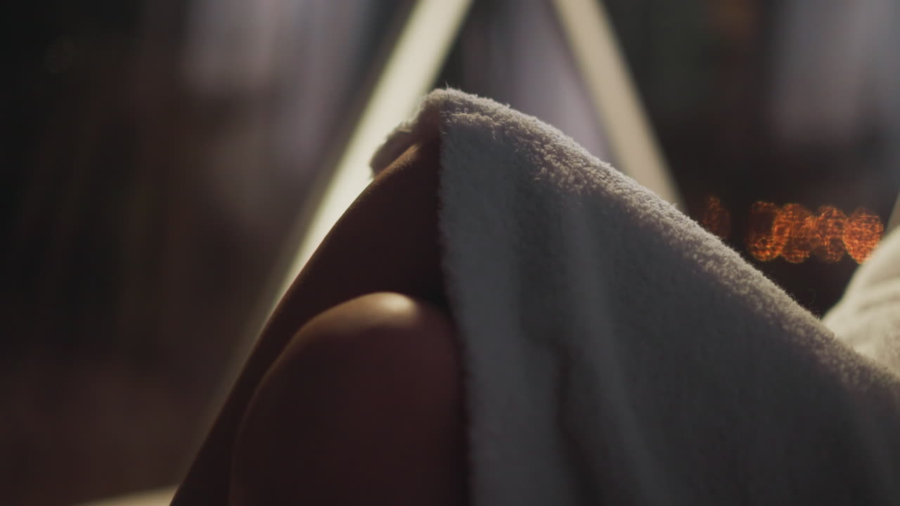 십자 다리를 가진 여성은 멋진 전망을 가진 테라스에서 시간을 보내고, 플러시 색 욕조를 입은 여성은 거대한 파노라마 창문을 내려다보는 의자에 앉아 있습니다.