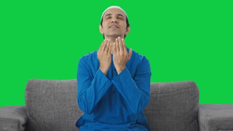 hombre musulmán feliz leyendo namaz pantalla verde