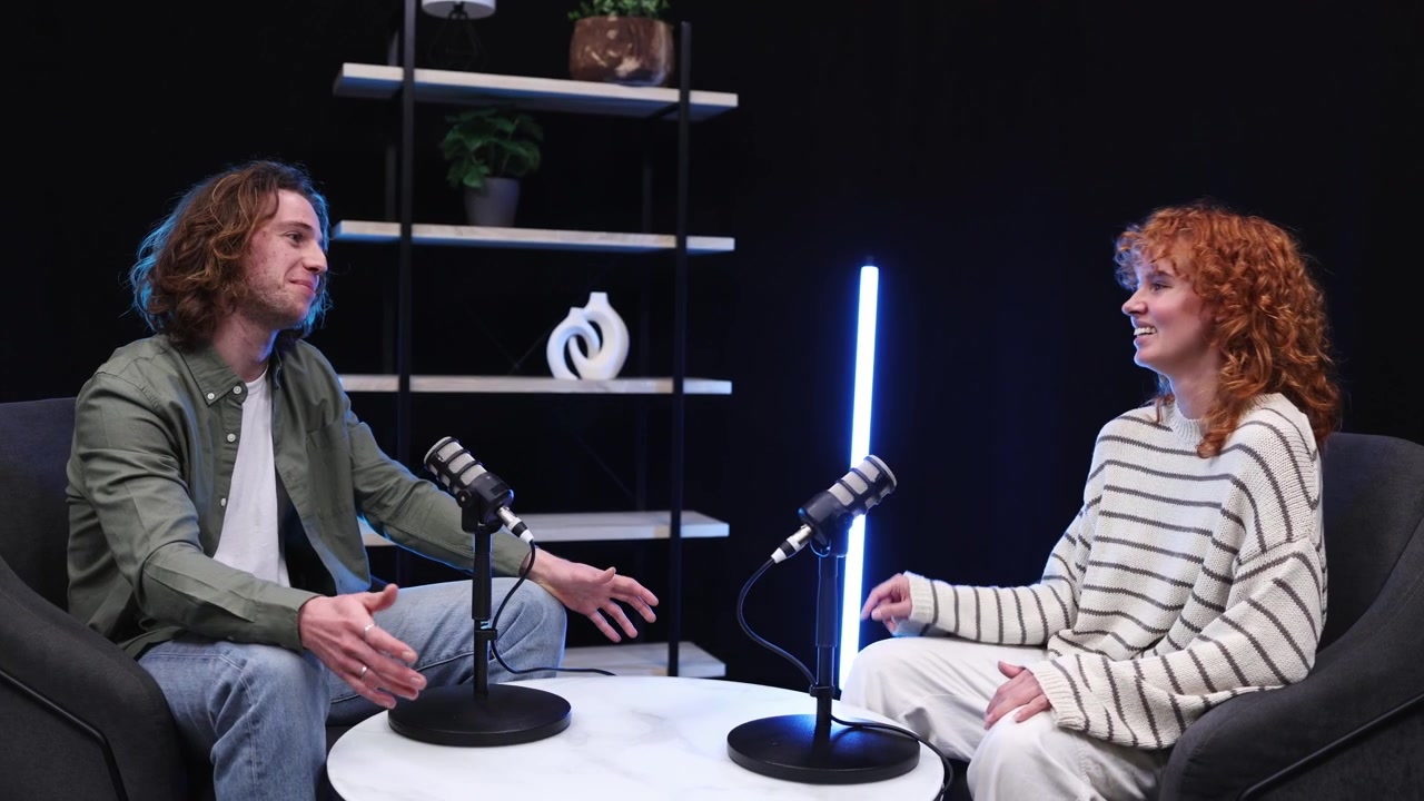 Giovane uomo e donna che registrano un'intervista podcast in uno studio