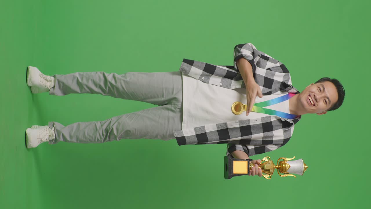 상을 축하하는 남자