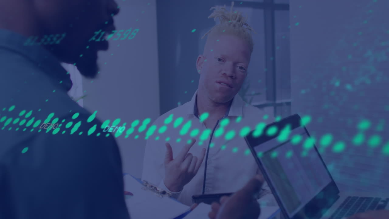 animación del procesamiento de datos sobre diversas personas de negocios en la oficina