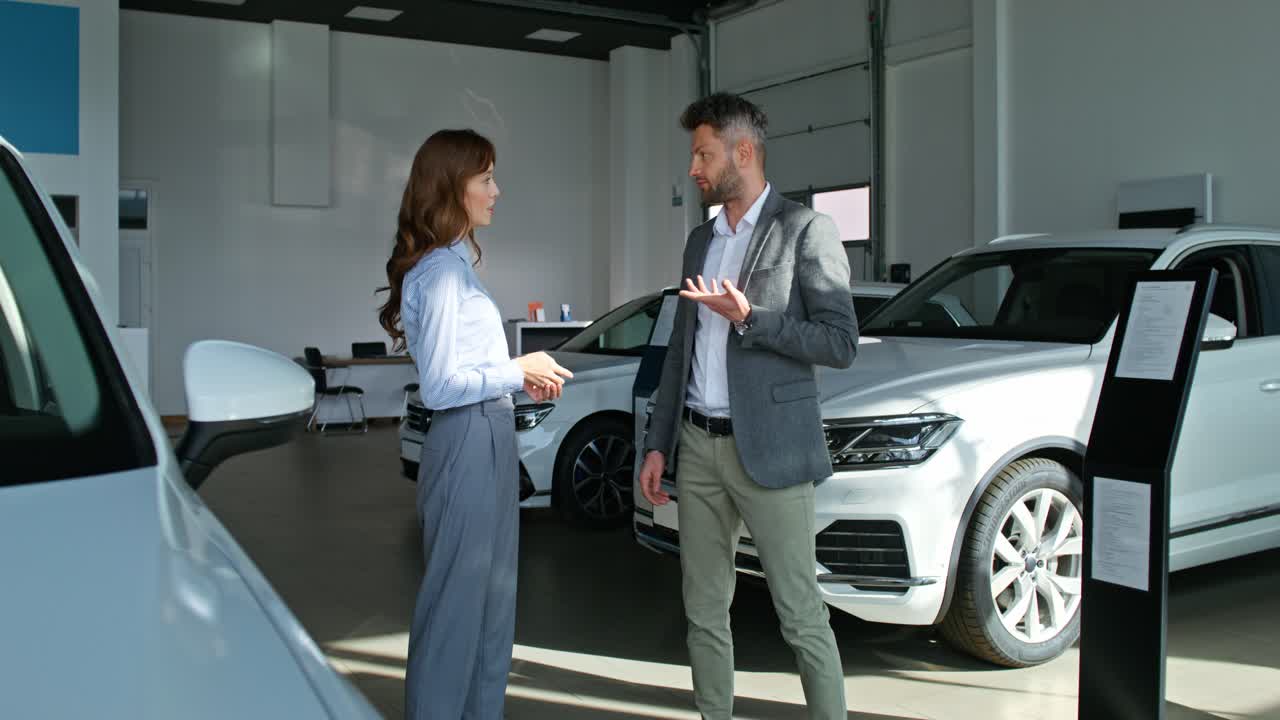 discusión de ventas de concesionarios de automóviles