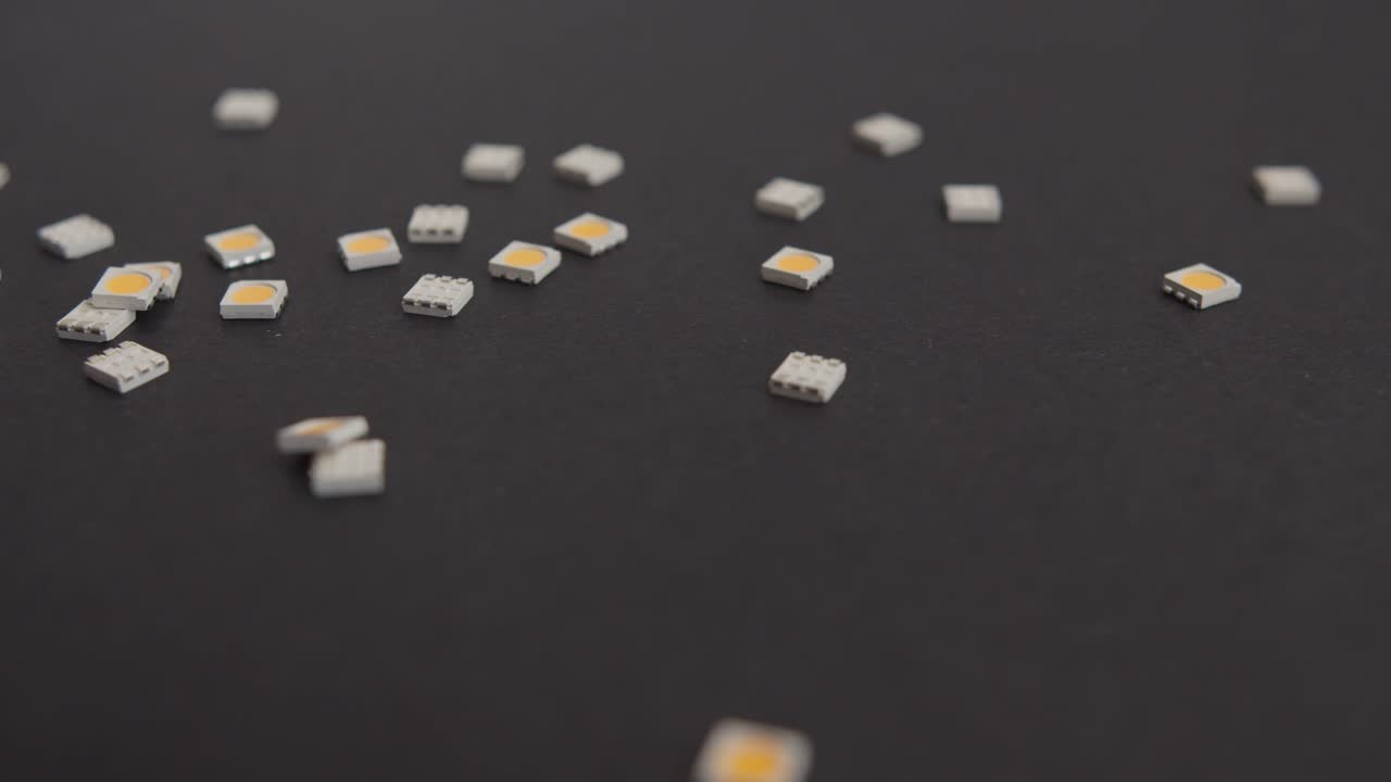 검은색 배경-1에 작은 전자 부품 떨어뜨리기