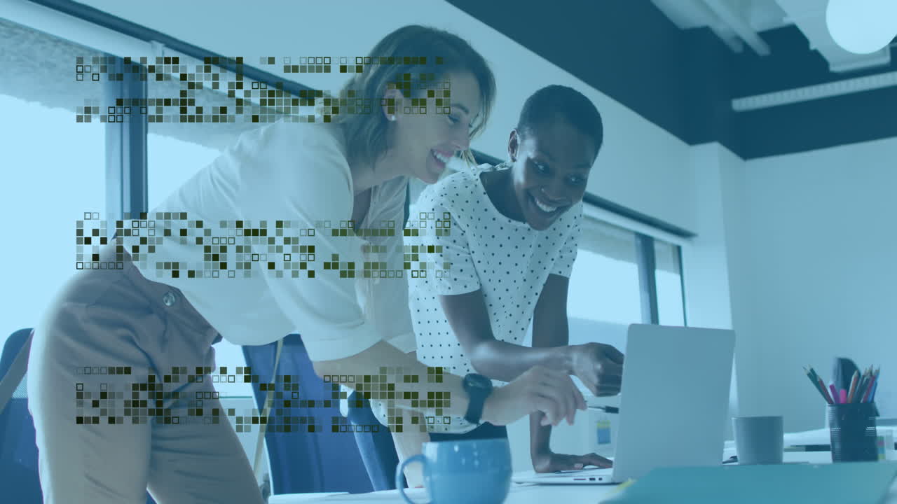 animación del procesamiento de datos sobre diversas personas de negocios que trabajan en la oficina