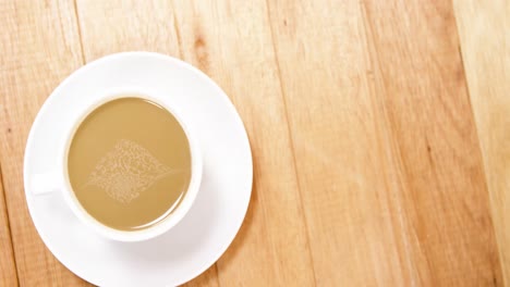primer plano de una taza de café con un platillo