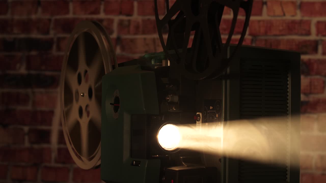 el carrete de película terminado se agita en la parte posterior de un proyector antiguo