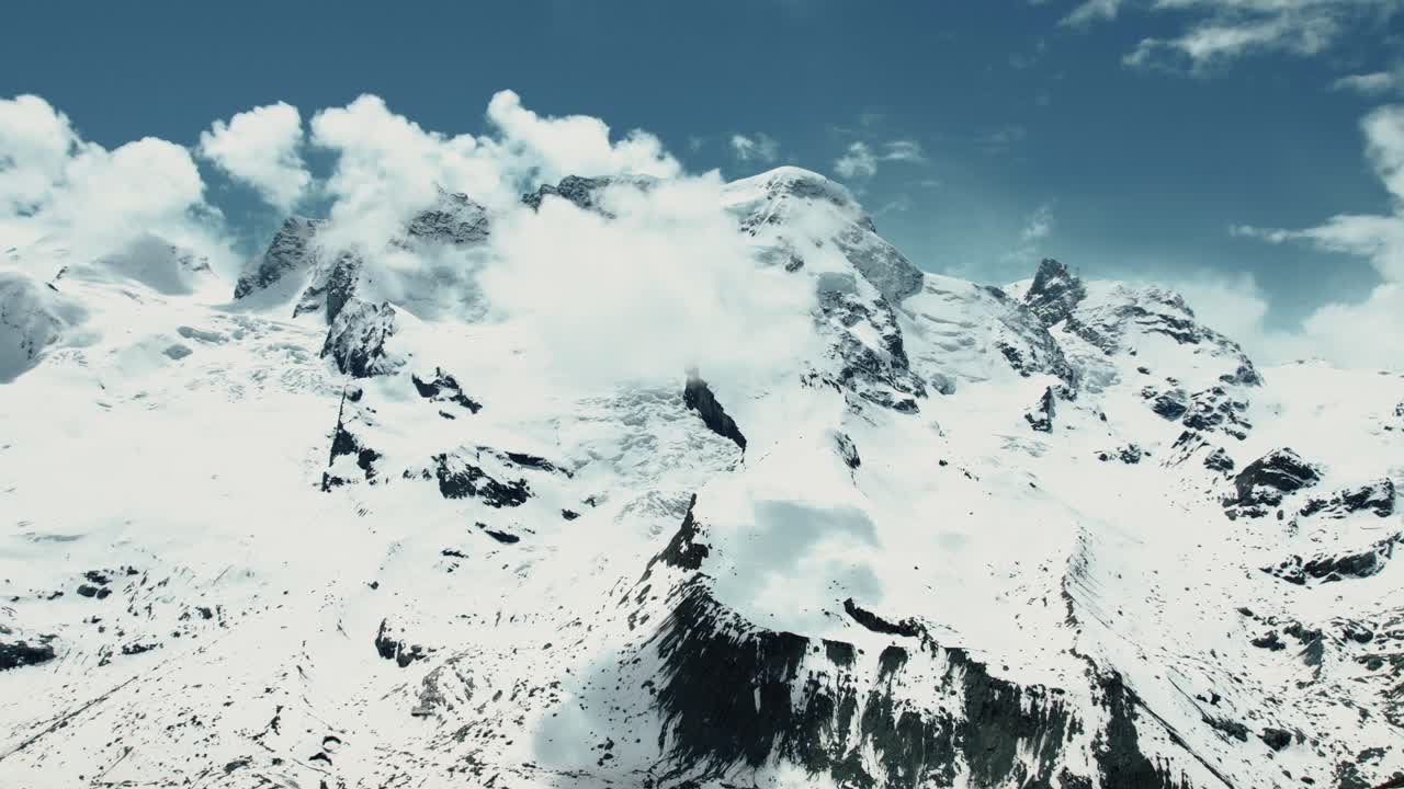 스위스 제르마트 (zermatt) 에서 눈으로 인 산과 빙하 위의 구름의 4k 공중 드론 하이퍼스 타임스