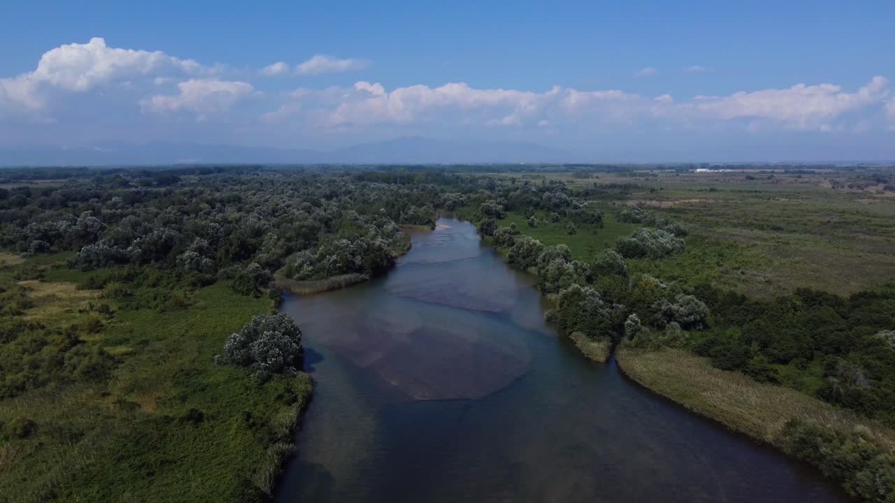 antena ascendente sobre el estuario del río con lecho de río de arena, delta nestos, grecia