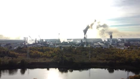 vista aérea de la zona industrial con planta química.